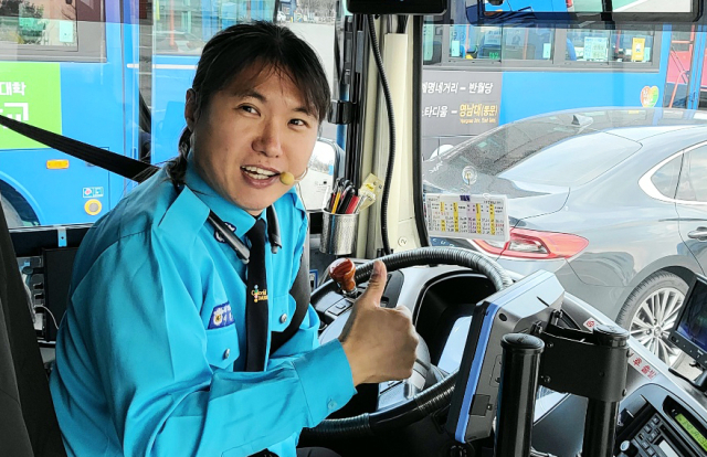 대덕교통 이광용 버스 기사가 마이크로 승객에게 인사를 건네고 있다.