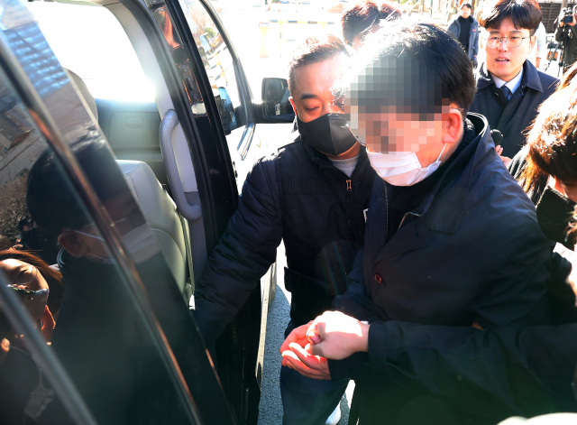 더불어민주당 이재명 대표를 흉기로 찌른 혐의로 구속영장이 청구된 피의자 김모씨가 4일 오후 부산 연제구 부산지방법원에서 열린 구속 전 피의자심문(영장실질심사)를 마친 뒤 호송차에 타고 있다. 연합뉴스