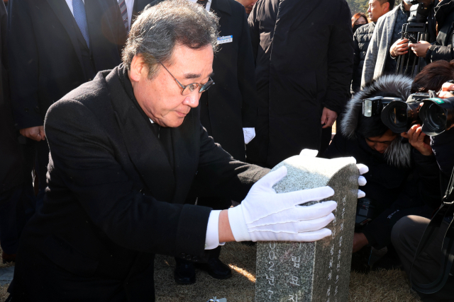 더불어민주당 이낙연 전 대표가 7일 오전 광주 북구 국립 5·18 민주묘지에서 참배하고 있다. 연합뉴스