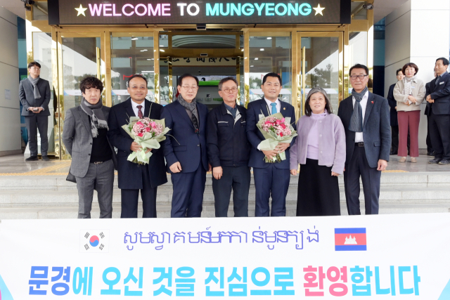지난 5일 캄보디아 장관급 현장실사단이 문경시청을 방문해 신현국 문경시장 전옥연 리보테크 사내이사 등과 기념촬영을 하고 있다. 문경시 제공