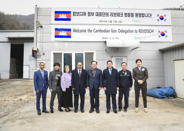 지난 5일 캄보디아 장관급 현장실사단이 문경 리보테크 공장르 방문해 신현국 문경시장 전옥연 리보테크 사내이사 등과 기념촬영을 하고 있다. 문경시 제공