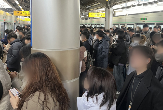 2일 오전 경의중앙선 행신역에서 지하철 출입문 고장으로 지하철 운행이 한때 지연돼 출근길 직장인들이 불편을 겪고 있다. 기사와 직접적인 관련 없음. 연합뉴스