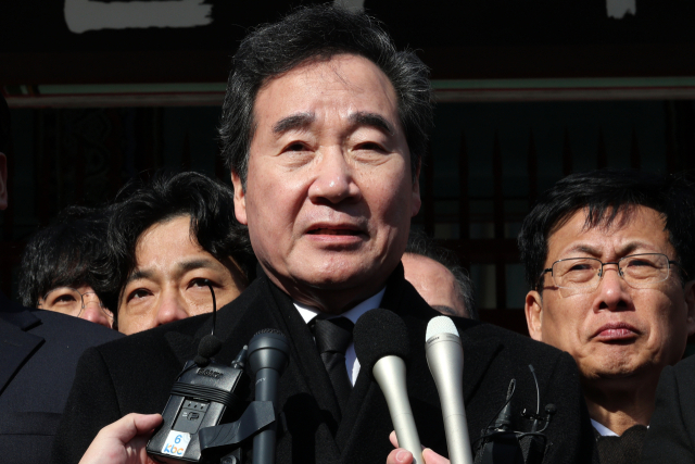 더불어민주당 이낙연 전 대표가 7일 오전 광주 북구 국립 5·18 민주묘지에서 참배를 마친 뒤 발언을 하고 있다. 연합뉴스