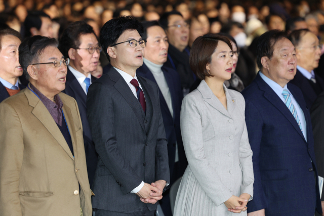 국민의힘 한동훈 비상대책위원장과 더불어민주당 고민정 의원이 6일 경기도 고양시 킨텍스에서 열린 김대중 전 대통령 탄생 100주년 기념식에서 애국가를 부르고 있다. 연합뉴스