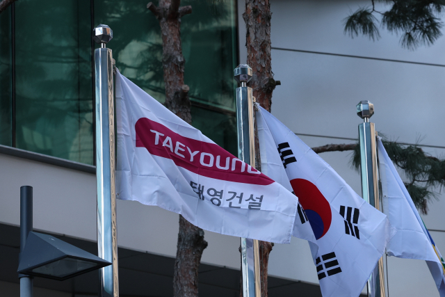 태영건설의 워크아웃 무산 가능성이 제기되면서 건설업계와 금융권에 미칠 파장에 대한 우려가 커지고 있다. 금융당국과 채권단의 최후통첩 시한인 7일 태영그룹이 추가 자구안이 나올지 주목되는 가운데, 정부는 워크아웃 무산에 따른 