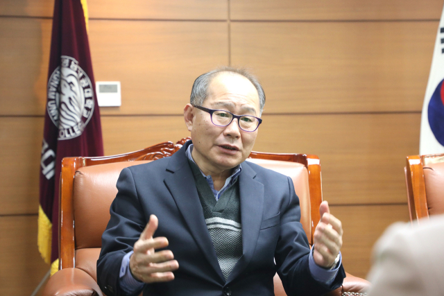 이재용 영남이공대 총장이 매일신문과 인터뷰하고 있다. 영남이공대 제공