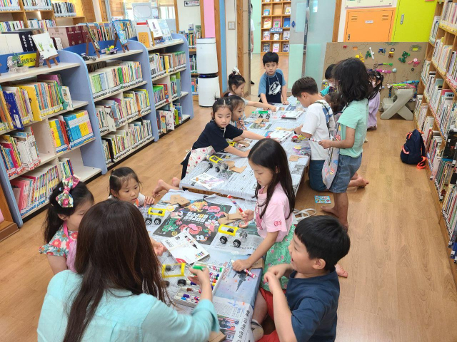 지난해 대구 동구 동촌역사작은도서관에 파견된 순회사서가 독서 프로그램을 진행하는 모습. 대구동구문화재단 제공