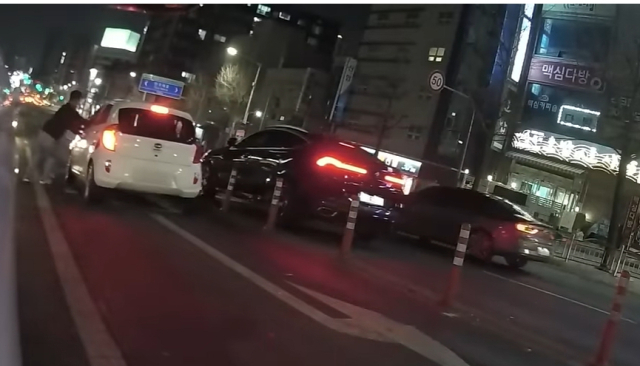 음주운전자가 잠든 사이 내리막길을 굴러내려온 차량을 시민이 멈춰세워 큰 사고를 막았다. 한문철TV 캡처