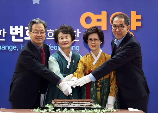 오도창 영양군수(왼쪽부터)와 이옥화 영양군여성단체협의회 신임 회장, 최계숙 전임 회장, 김석현 영양군의회 의장이 영양군청에서 진행된 영양군여성단체협의회 회장단 이·취임식에서 떡 케이크 절단식을 하고 있다. 영양군 제공