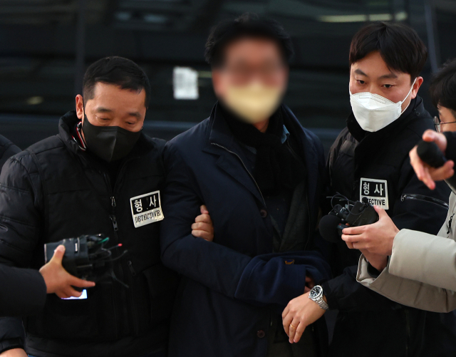 더불어민주당 이재명 대표를 흉기로 습격한 피의자 김모씨가 부산 연제구 부산경찰청으로 이송되고 있다. 부산경찰청 특별수사본부는 이 대표 급습 피의자인 김모씨에 대해 살인미수 혐의를 적용해 구속영장을 신청할 예정이라고 밝혔다. 김씨는 이날 오전 10시 29분께 부산 강서구 대항 전망대 시찰을 마치고 차량으로 걸어가던 이 대표의 왼쪽 목을 흉기로 찌른 혐의다. 연합뉴스