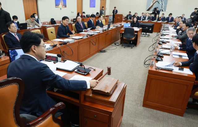 장제원 과학기술정보방송통신위원회 위원장이 8일 오전 국회에서 열린 과학기술정보방송통신위원회 전체회의에서 의사봉을 두드리고 있다. 이날 회의에서는 윤석열 정부가 국정과제로 추진해 온 우주항공청특별법이 국회 과학기술방송통신위원회를 통과했다. 연합뉴스