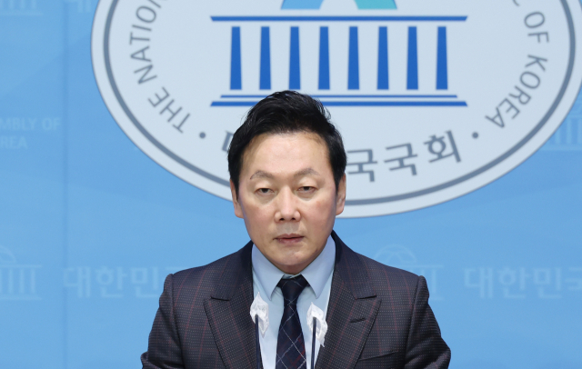 더불어민주당 정봉주 전 의원이 8일 국회에서 출마 선언을 하고 있다. 정 전 의원은 자신을 '민주당의 최전방 공격수'라고 칭했다. 연합뉴스