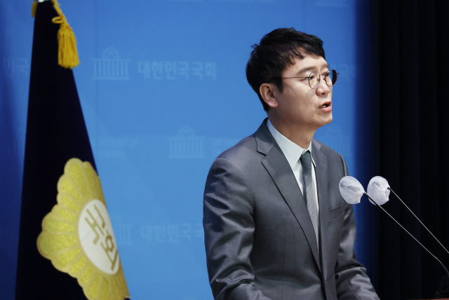 국민의힘 김웅 의원이 8일 국회에서 2024 총선 불출마 선언을 하고 있다. 연합뉴스