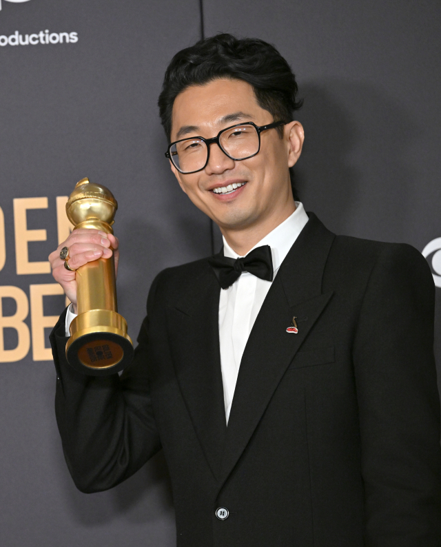 미국에서 활동하는 한국계 작가 겸 감독 이성진이 7일(현지시간) 캘리포니아주 베버리힐스에서 열린 제81회 골든글로브 시상식에서 넷플릭스 드라마