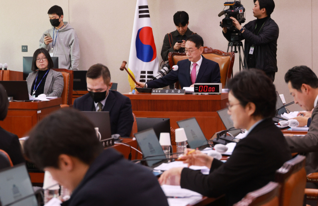 김도읍 법제사법위원회 위원장이 8일 오후 국회에서 열린 법제사법위원회 전체회의에서 의사봉을 두드리고 있다. 연합뉴스
