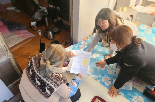 창녕군청 담당 공무원들이 복지 사각지대에 놓여 있는 가정을 직접 방문해 물샐틈없는 복지 안전망을 적극 가동하고 있다. 창녕군 제공