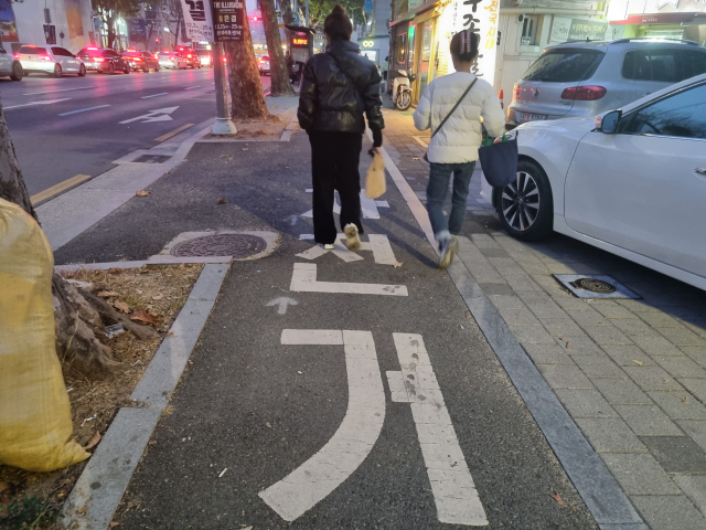 도로다이어트 시범구간으로 선정된 대구 북구 중앙대로 대구역네거리 부근 보도 모습. 인도를 침범한 자동차 및 적치물 등으로 인도, 자전거 도로 모두 제 기능을 하기 힘들다. 김유진 수습기자