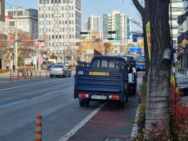 두류네거리 부근 서대구로 구간 자전거 도로에 트럭이 정차해 길을 막고 있다. 김유진 수습기자