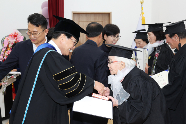 대구한의대(총장 변창훈) 미래라이프융합대학(학장 김진숙)이 청도새마을 회관에서 제10기·11기 청도온누리대학의 졸업식을 가졌다.대구한의대 제공