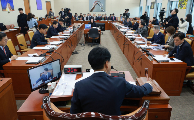 장제원 과학기술정보방송통신위원회 위원장이 8일 오전 국회에서 열린 과학기술정보방송통신위원회 전체회의에서 의사봉을 두드리고 있다. 연합뉴스