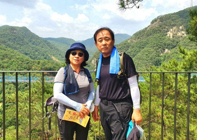아내와 등산할 때 모습. 오른쪽이 남편 박수환 씨, 왼쪽이 아내 고(故) 한숙희(왼쪽) 씨. 박수환 씨 제공