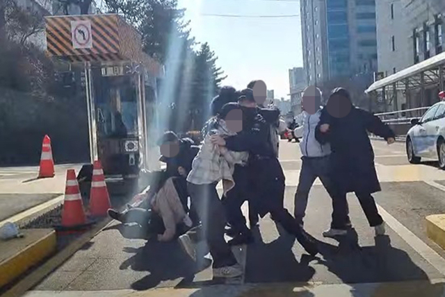 한국대학생진보연합(대진연) 회원들이 6일 서울 용산 대통령실 진입을 시도하다 경찰에 연행됐다. 서울 용산경찰서는 이날 오후 1시 10분께 대진연 회원 20명을 공동건조물침입 등 혐의로 현행범 체포했다.이들은 오후 1시께 용산 대통령실 앞에 모여 