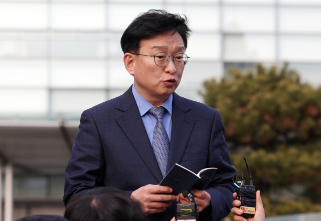 더불어민주당 권칠승 수석대변인이 3일 서울 종로구 서울대병원에서 이재명 더불어민주당 대표의 피습 관련 치료 경과 상태를 브리핑하고 있다. 연합뉴스