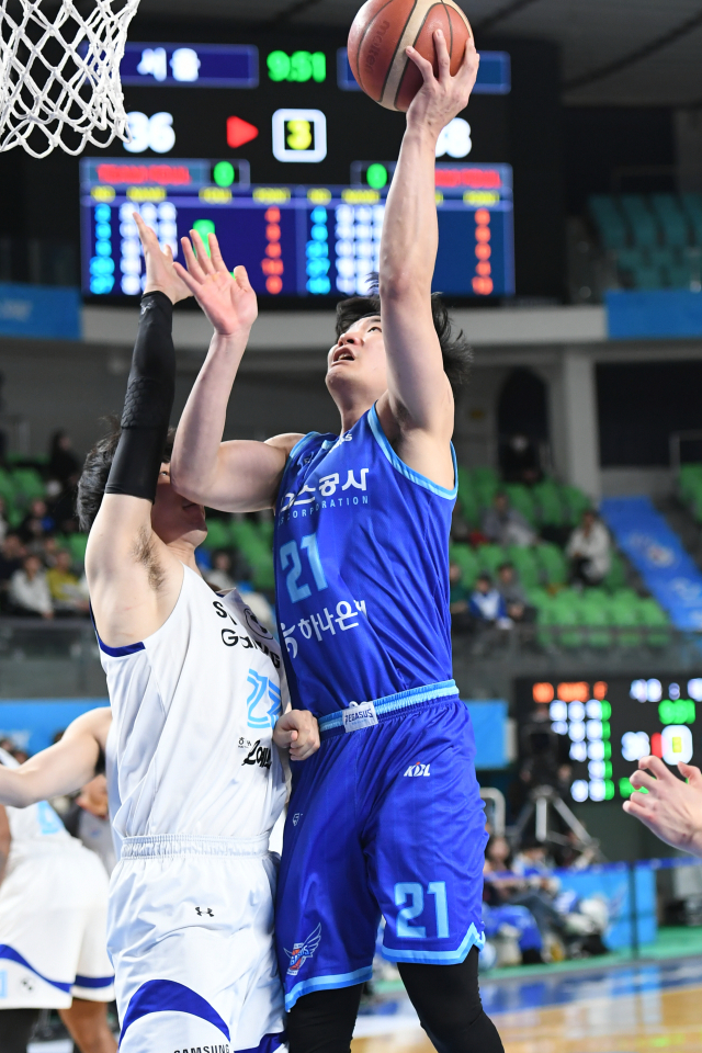 대구 한국가스공사 페가수스의 이대헌이 8일 대구실내체육관에서 열린 2023-2024 KBL 서울 삼성 썬더스와의 경기에 출전해 슛을 시도하고 있다. KBL 제공