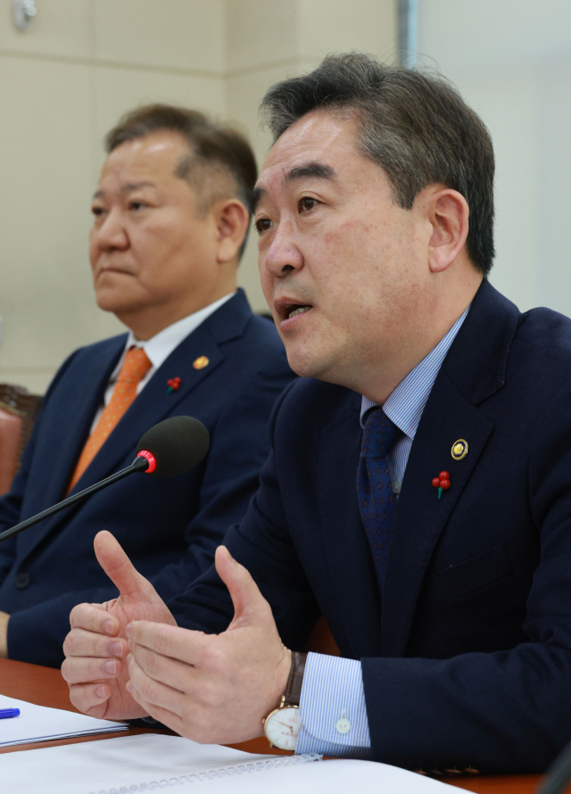 윤희근 경찰청장이 8일 오전 국회에서 열린 행정안전위원회 전체회의에서 더불어민주당 이재명 대표 피습 관련 질의에 답하고 있다. 연합뉴스