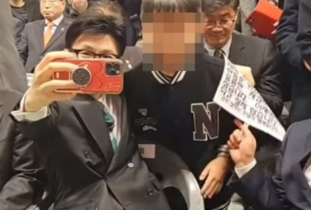 한동훈 국민의힘 비상대책위원장이 지난 4일 충북도당 신년 인사회에서 한 어린이와 사진을 촬영하고 있다. 