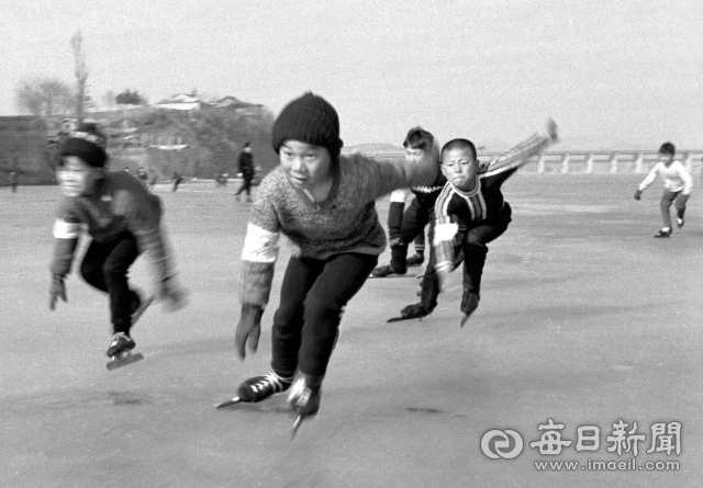 1970년 1월 20일 제2회 경북신인빙상대회에서 초등부 선수들이 빙판을 질주하고 있다. 사진=매일아카이빙센터