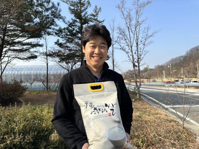 경북 안동에서 쌀 농사를 짓고 잇는 청년 농부 김일열 씨가 최근 농림축산식품부 장관상을 수상한 백진주 쌀을 들고 기념 촬영을 하고 있다. 김영진 기자