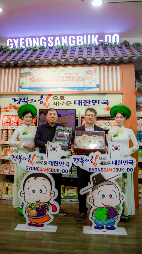 김주령(오른쪽 두 번째 ) 경북도 농축산유통국장 등이 지난해 9월 베트남 하노이에서 농식품 판매 홍보활동을 하고 있는 모습. 경북도 제공