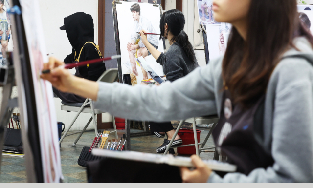 3일 오후 경기도 수원시 팔달구 목우미술학원에서 학생들이 대입 정시 미술 실기 준비를 하고 있다. 연합뉴스