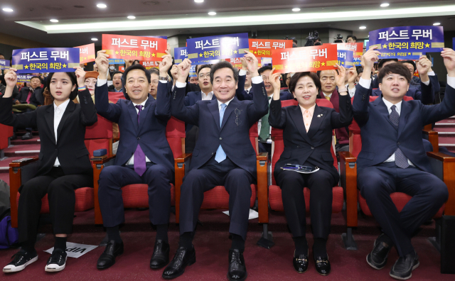 신당 창당을 추진 중인 이준석 전 국민의힘 대표(오른쪽부터)와 한국의희망 양향자 대표, 이낙연 전 더불어민주당 대표, 새로운선택 금태섭 공동대표, 정의당 류호정 의원이 9일 국회 의원회관에서 열린 양 대표의 출판기념회에 나란히 앉아 포즈를 취하고 있다. 연합뉴스