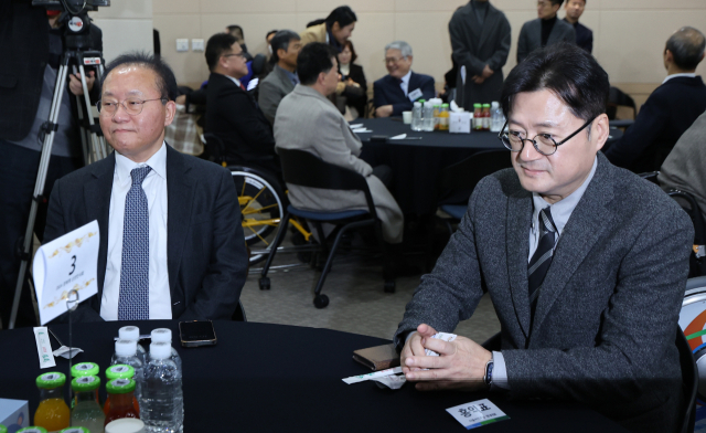 국민의힘 윤재옥 원내대표와 더불어민주당 홍익표 원내대표가 9일 서울 영등포구 이룸센터에서 열린 2024 장애계 신년인사회에 참석해 있다. 연합뉴스