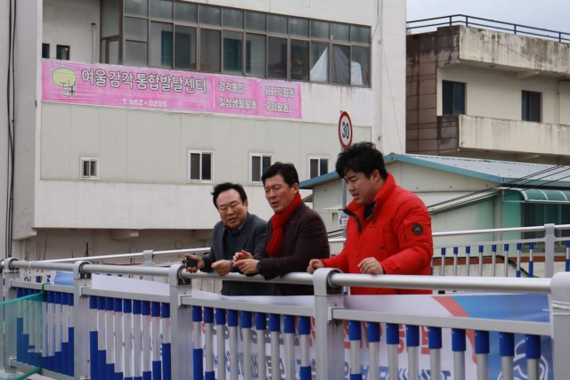 구자근 국민의힘 의원(구미갑)이 허복 경북도의원, 김정도 구미시의원과 신평동 주차장 조성 사업 현장에 방문해 주차장 조성 예정부지를 살펴봤다. 김정도 구미시의원 제공