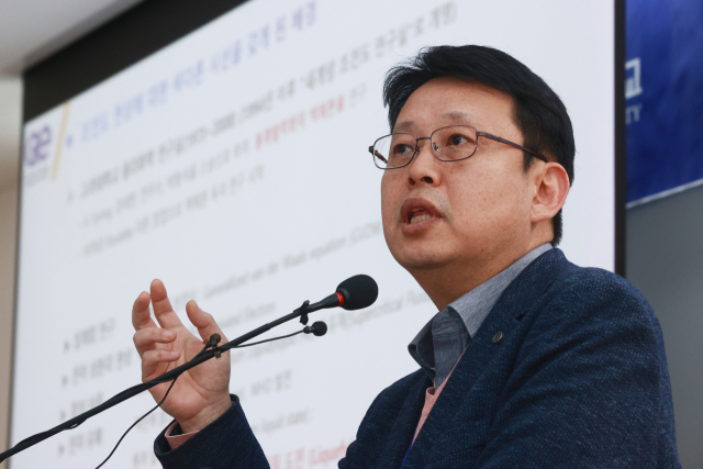 9일 오후 서울 서대문구 연세대학교에서 열린 양자산업융합선도단 비전 선포식에서 이석배 퀀텀에너지연구소 대표가 상온·상암 초전도체 연구 사업 관련 발표를 하고 있다. 연합뉴스