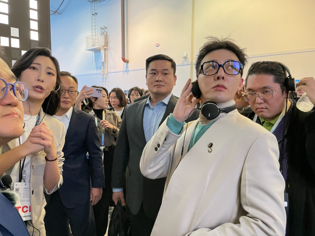 가수 지드래곤(본명 권지용)이 세계 최대 가전·정보기술(IT) 전시회 CES 2024 첫날인 9일(현지시간) 미국 라스베이거스 컨벤션센터(LVCC)에 있는 삼성전자 부스를 관람하고 있다. 연합뉴스