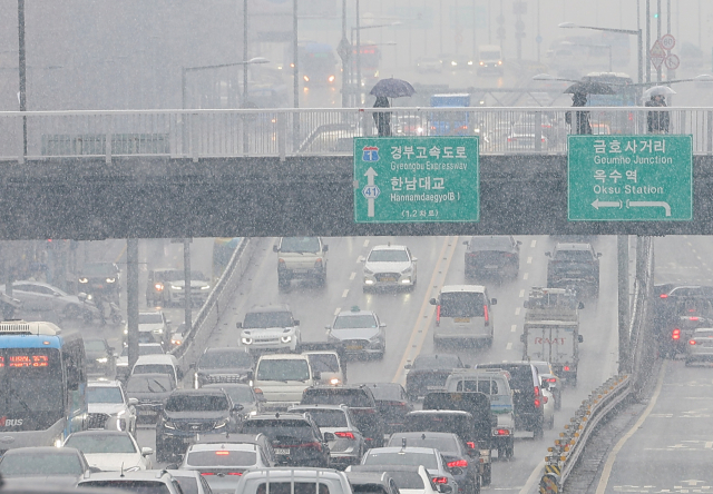 서울 및 경기 지역 등에 대설주의보가 발효된 9일 오후 눈이 내린 서울 용산구 한남대로 위로 차량이 서행하고 있다. 연합뉴스