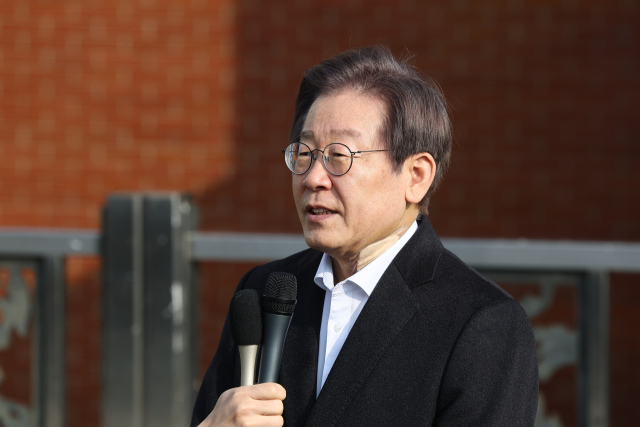 더불어민주당 이재명 대표가 10일 서울 종로구 서울대학교 병원에서 퇴원하며 발언하고 있다. 이 대표는 자택에서 당분간 치료를 이어갈 예정이다. 연합뉴스