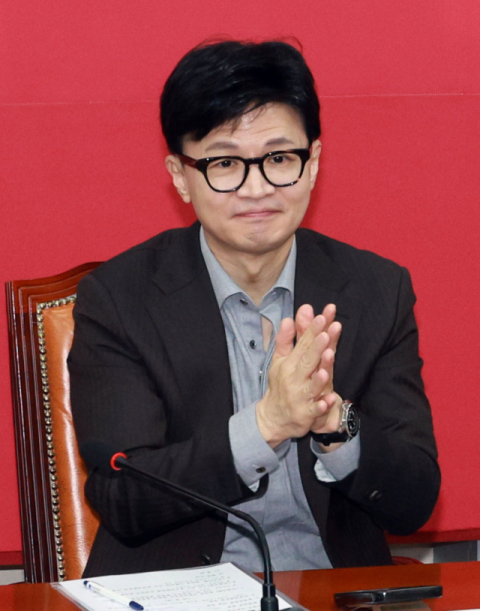 국민의힘 한동훈 비상대책위원장이 8일 국회에서 열린 비상대책위위원회 회의에서 국민의힘에 새로 입당한 이상민 의원의 인사말을 듣고 박수치고 있다. 연합뉴스