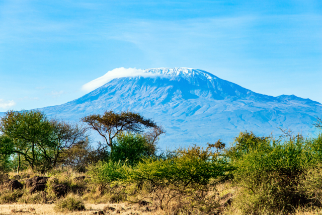 킬리만자로는 6,570m 높이의 눈 덮인 산으로, 아프리카에서 가장 높은 곳이다.