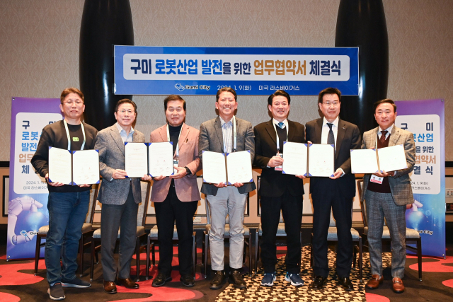 9일(현지시간) 미국 라스베이거스에서 김장호(가운데) 구미시장이 국내선도 로봇기업 4개사와 업무협약을 체결한 뒤 기념촬영을 하고 있다. 왼쪽부터 이연백 위로보틱스 대표, 장익환 LG전자 BS사업본부장, 안주찬 구미시의회 의장, 김장호 구미시장, 윤재호 구미상공회의소 회장, 이건혁 LIG넥스원 생산부문장, 황성일 구일엔지니어링 대표. 구미시 제공