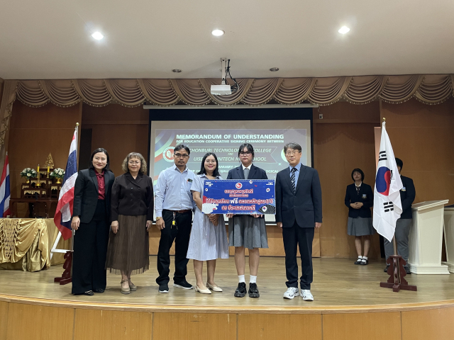 박기환 의성유니텍고등학교 교장(오른쪽 첫 번째)이 10일 태국 촌부리주를 방문해 우수 유학생 선발 사업으로 경북지역 학교를 다니게 될 유학생과 학교 관계자들과 함께 기념 촬영을 하고 있다. 의성유니텍고 제공