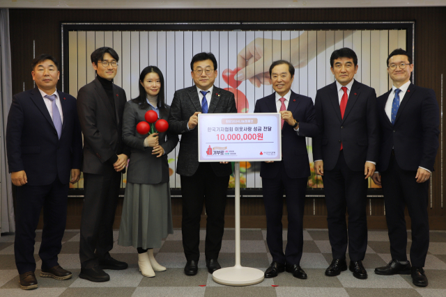 한국기자협회는 10일 사회복지공동모금회에 이웃사랑 성금을 전달했다. 왼쪽부터 한국기자협회 김용만 사무총장·곽수근 부회장·김수연 부회장·박종현 회장, 사랑의열매 김병준 회장·황인식 사무총장·양호영 커뮤니케이션본부장. 한국기자협회 제공