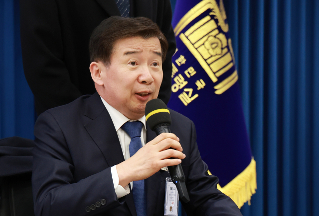 신임 권익위원장으로 내정된 유철환 전 서울중앙지방법원 부장판사가 10일 서울 용산 대통령실 청사 브리핑룸에서 인사말하고 있다. 연합뉴스