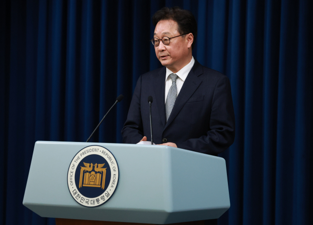국가안보실 3차장에 임명된 왕윤종 경제안보비서관이 10일 서울 용산 대통령실 청사 브리핑룸에서 열린 정무직 인선 발표에 참석해 소감을 말하고 있다. 연합뉴스