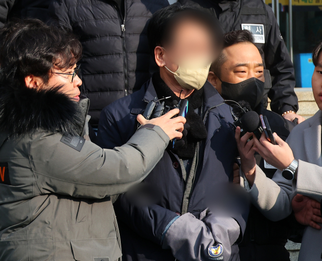 이재명 대표를 흉기로 찌른 혐의를 받는 김모씨가 10일 오전 부산 연제경찰서에서 나와 검찰로 송치되고 있다. 경찰은 이날 오후 수사 결과를 발표한다. 연합뉴스