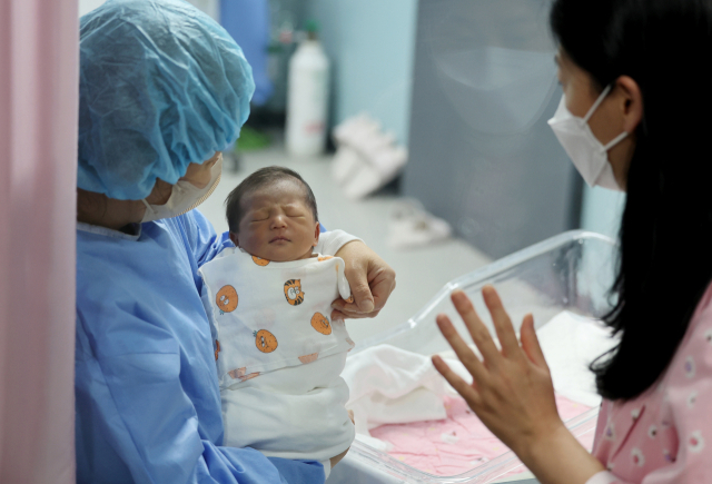 10일 영천시에서 단 하나뿐인 분만산부인과 병원인 영천 제이병원에서 병원 개원 후 331번째로 태어난 아기 김보민 양과 엄마 양혜진 씨가 눈을 맞추려 하고 있다. 적극적인 출산장려정책을 추진 중인 영천시는 높은 출생아 수와 합계출산율을 유지하고 있다. 통계청 발표에서도 2022년 기준 영천시 합계출산율은 1.31명으로 나타나 경북 0.93명보다 높은 수치를 기록했다. 김영진 기자 kyjmaeil@imaeil.com